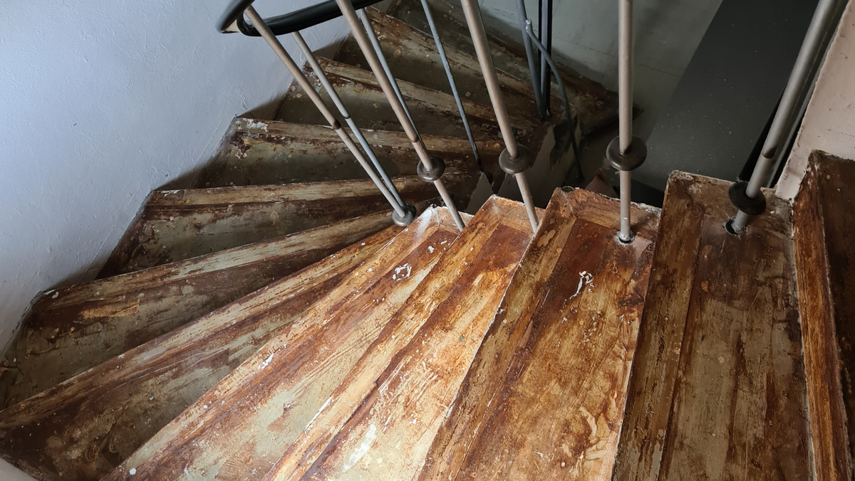 How to Remove Glued Stair Treads